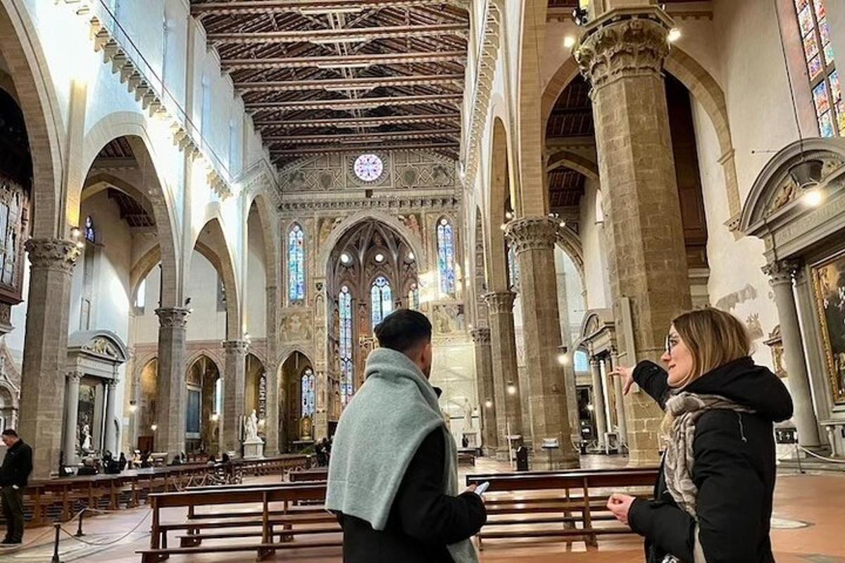 eine Frau, die ein Foto von einem Mann in einer Kirche macht
