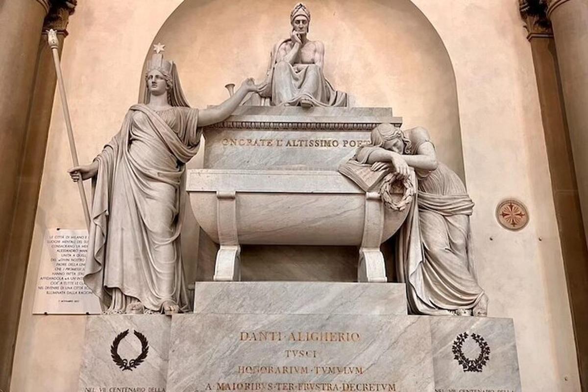 isang estatwa ng dalawang babaeng nakaupo sa ibabaw ng isang fountain