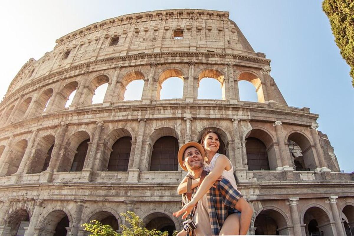 um homem e uma mulher em pé em frente à torre inclinada