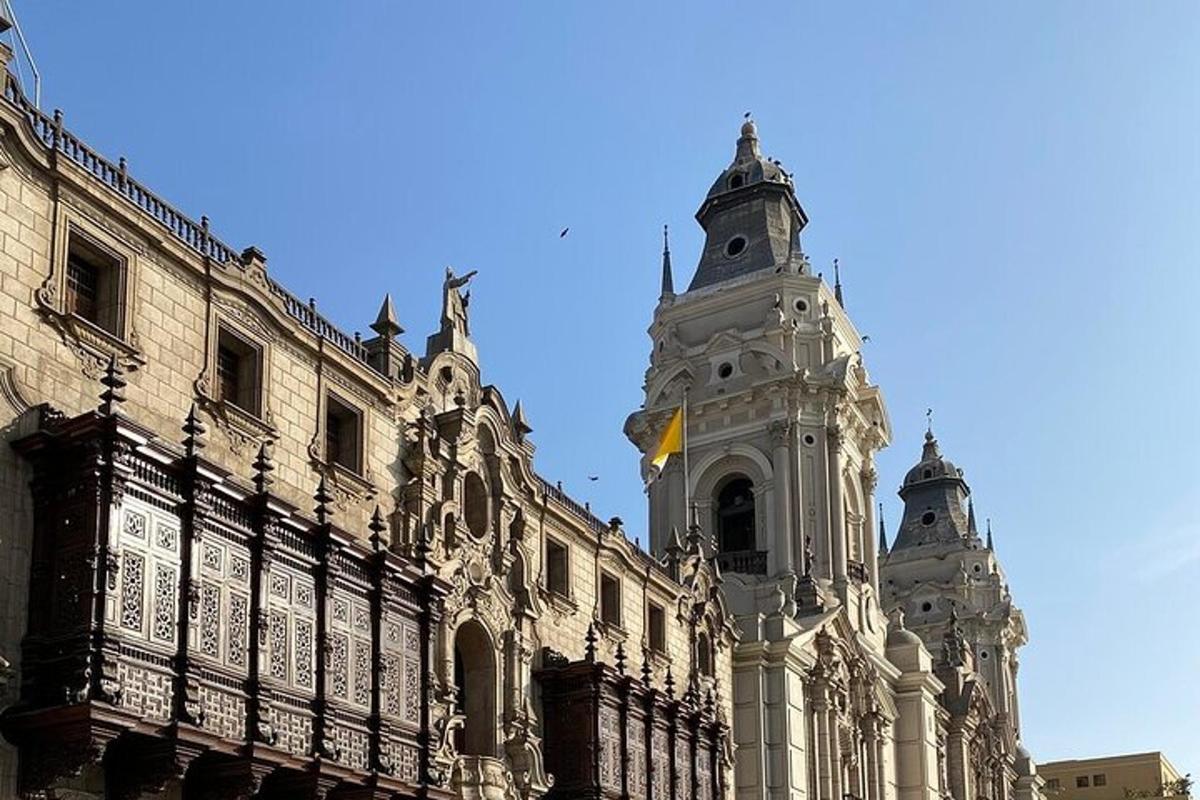un edifici amb una torre del rellotge a sobre