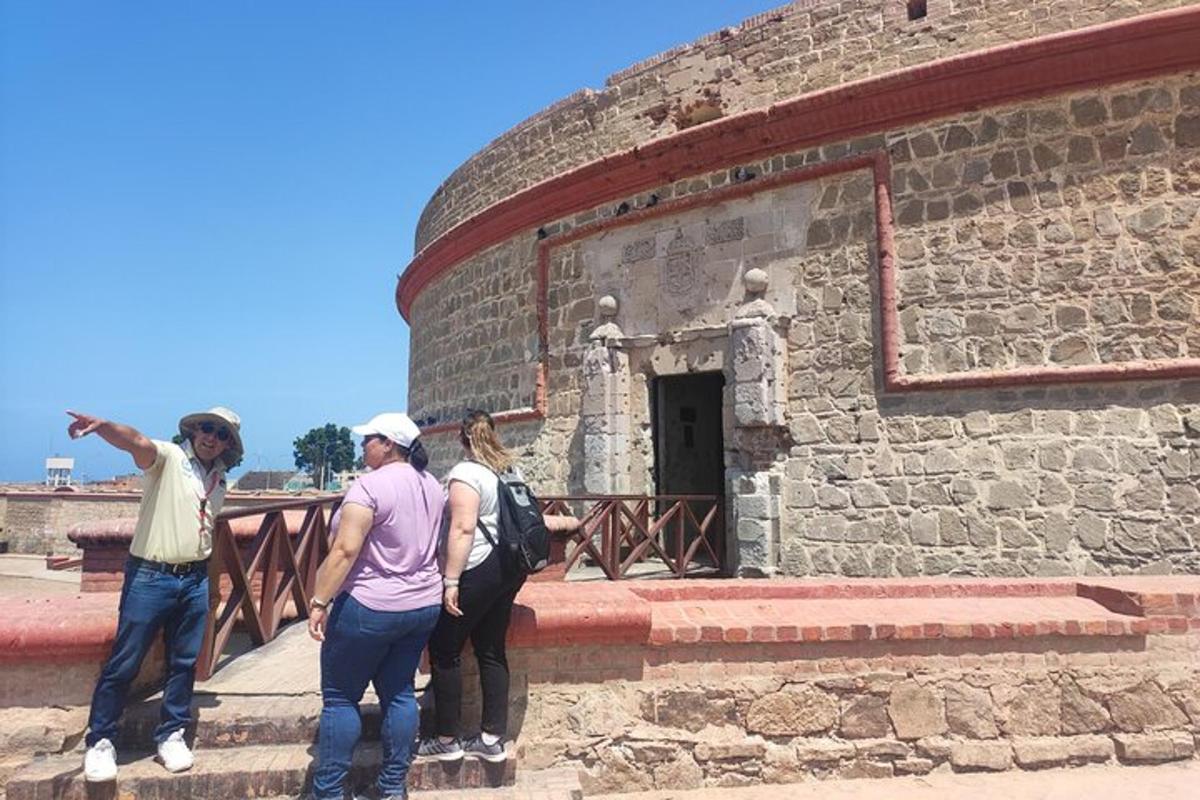 un grup de persones que es troben fora d'un edifici