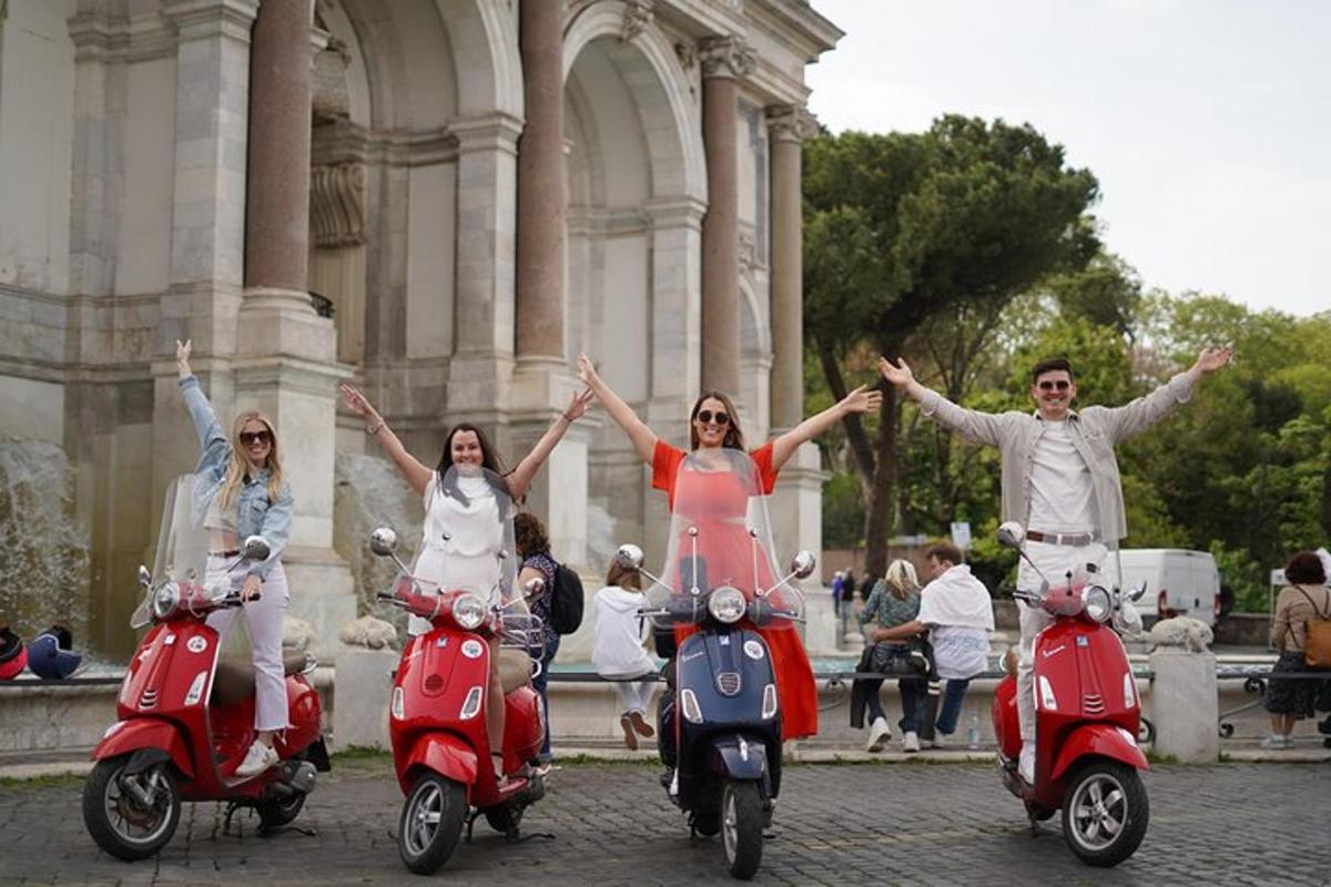 tre persone in scooter davanti a un edificio