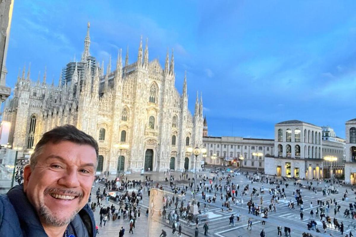 un uomo in piedi davanti a un grande edificio
