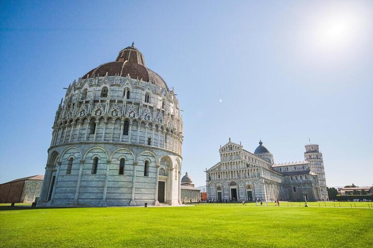 una foto della torre pendente di Pisa