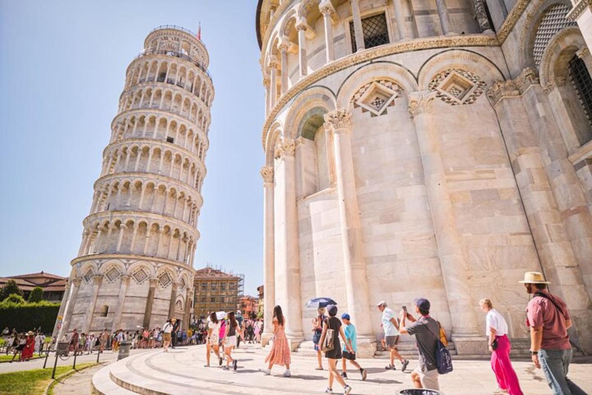 persone che camminano intorno alla torre pendente di Pisa