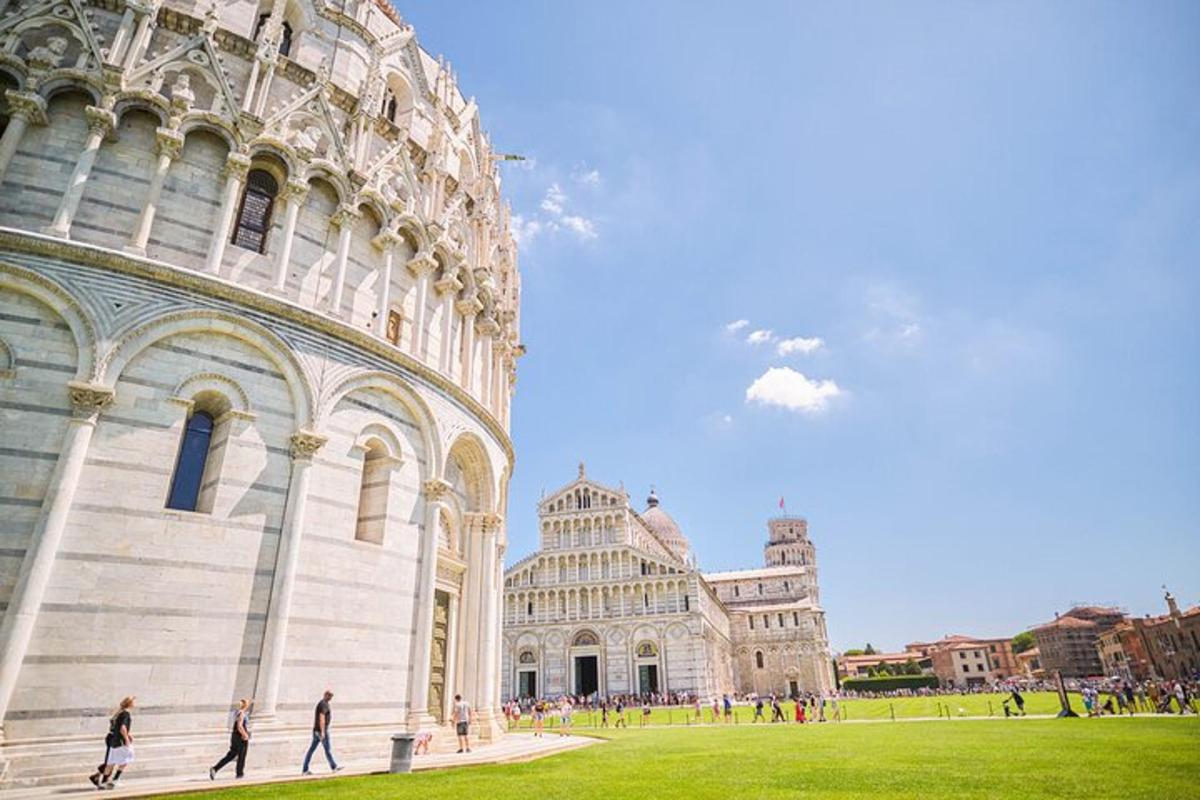 un gruppo di persone che camminano davanti a un edificio