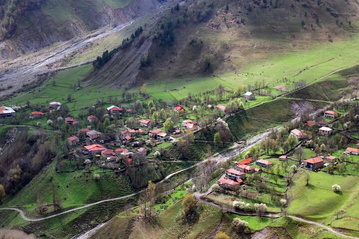 una vista aerea di un villaggio su una montagna