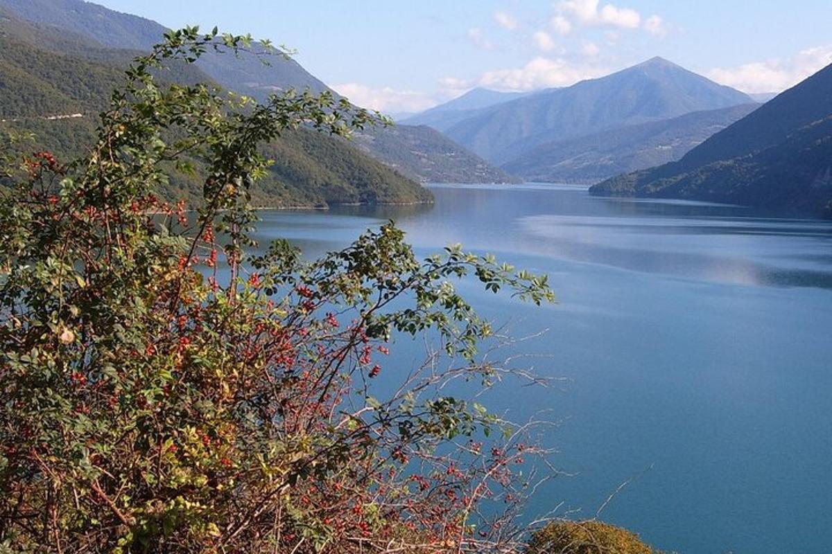 pogled na jezero z gorami v ozadju