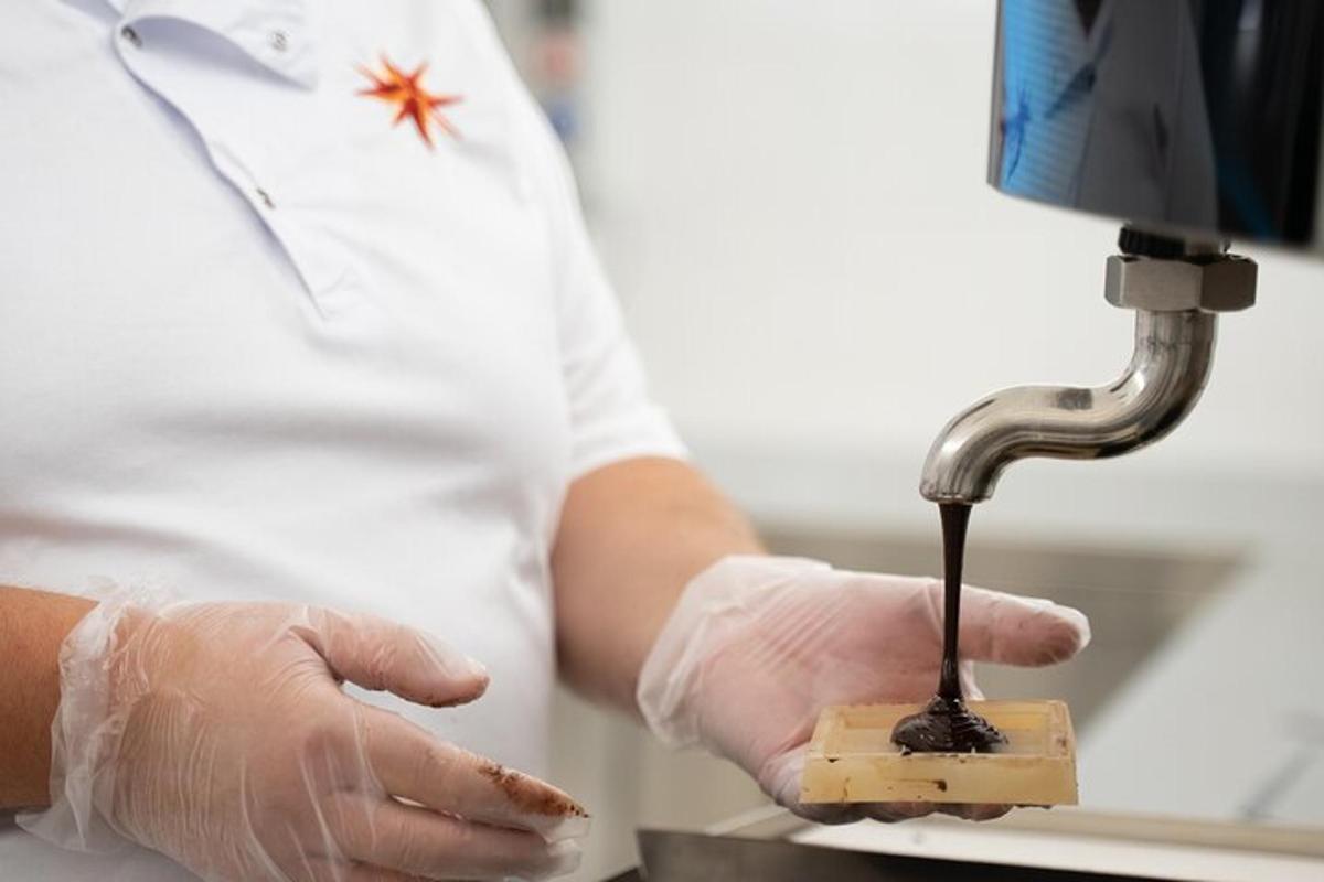 un tècnic de laboratori que sosté un tros de fusta amb un tub d'assaig