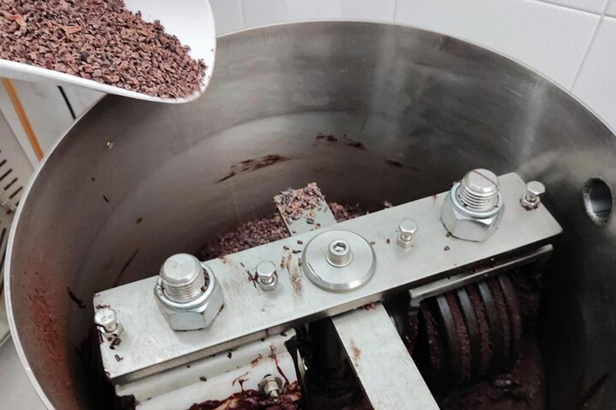 una cuina amb una olla gran plena de menjar