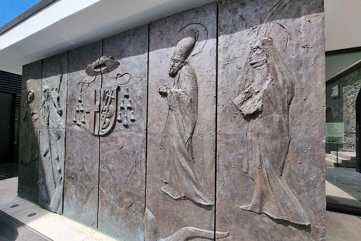siena ar divu sieviešu reljefu uz tās