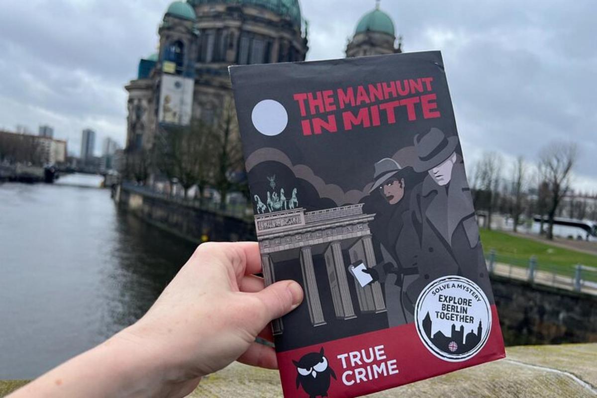 una persona que sosté un llibre davant d'un riu