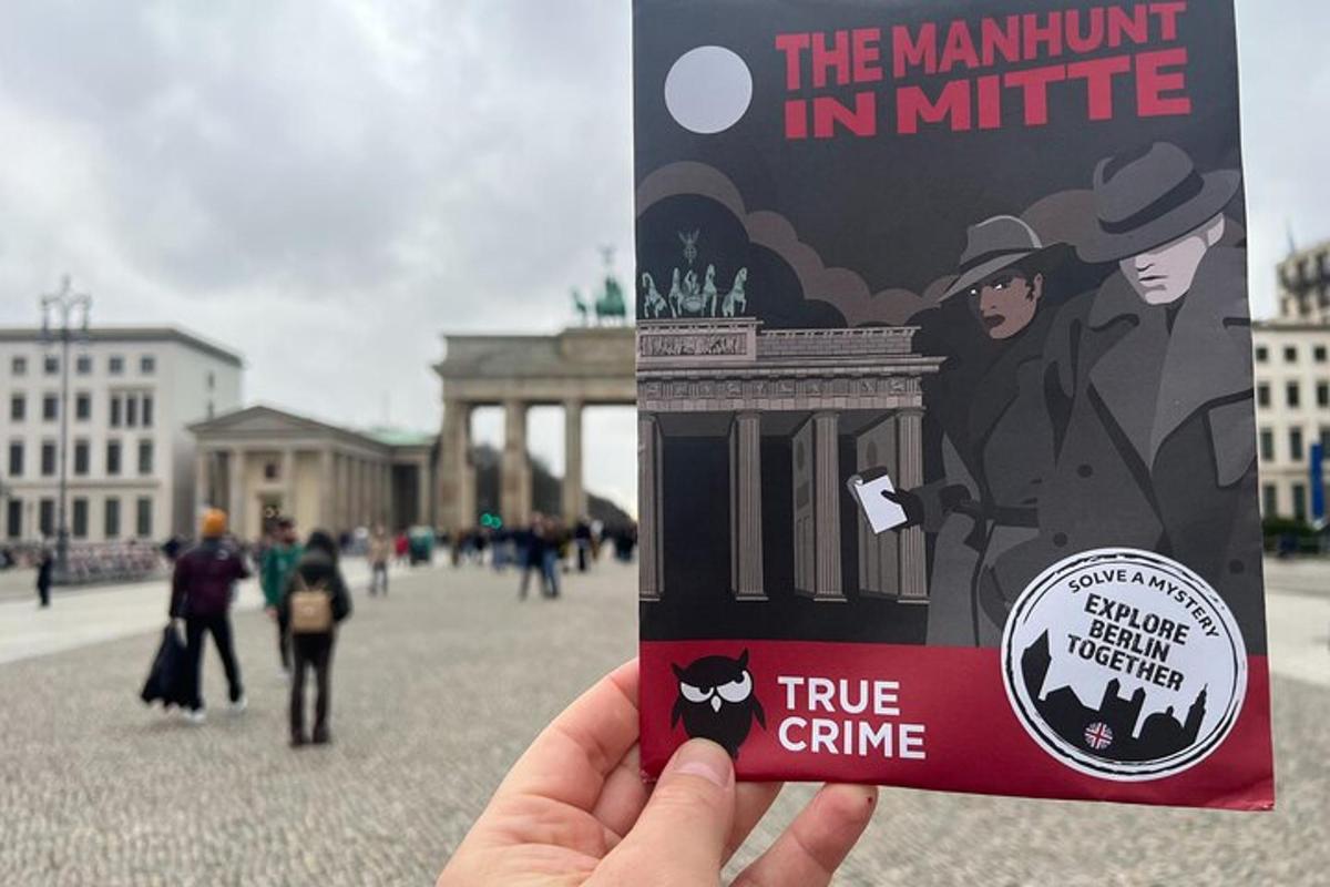 una persona que sosté un llibre davant d'un edifici