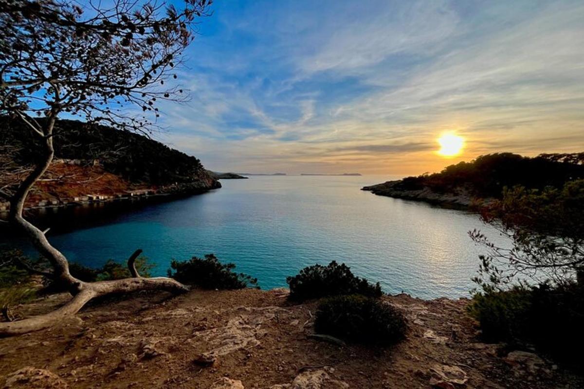 une vue d'un plan d'eau au coucher du soleil