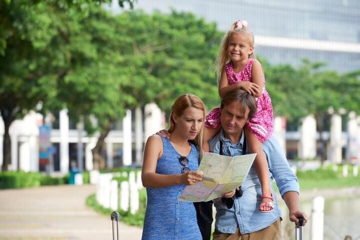 due donne e una bambina che guardano una mappa