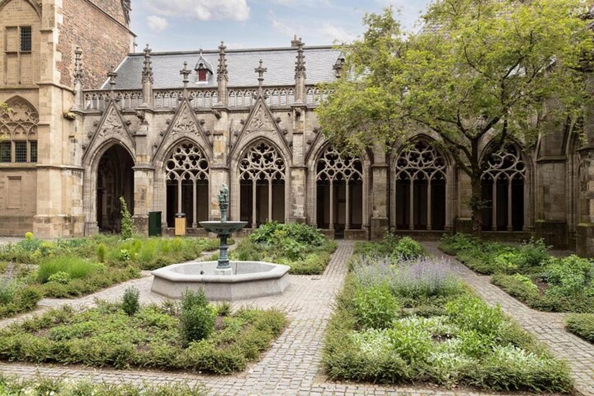 un giardino di fronte a un edificio con una fontana