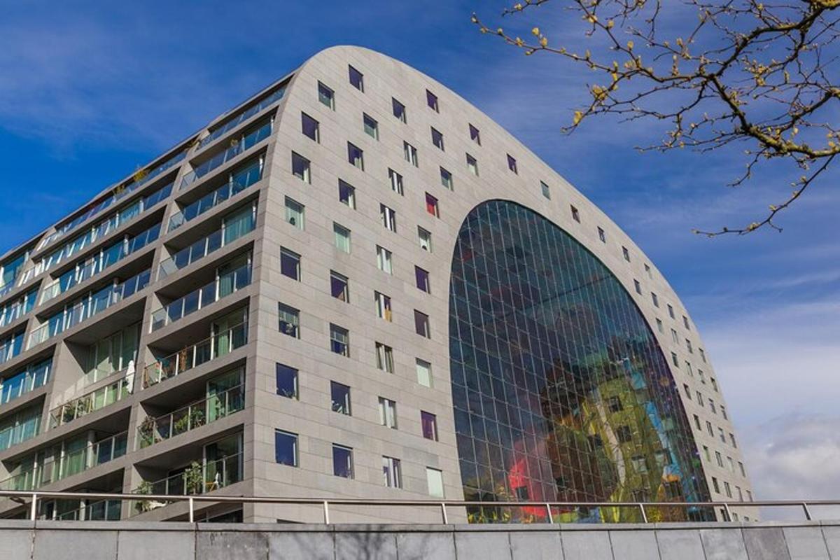 há bygging með mörgum gluggum