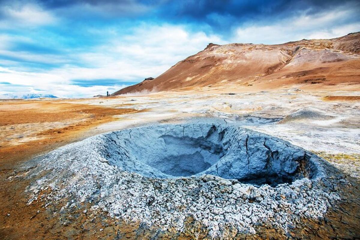 stór gígur í miðri eyðimerkurreit