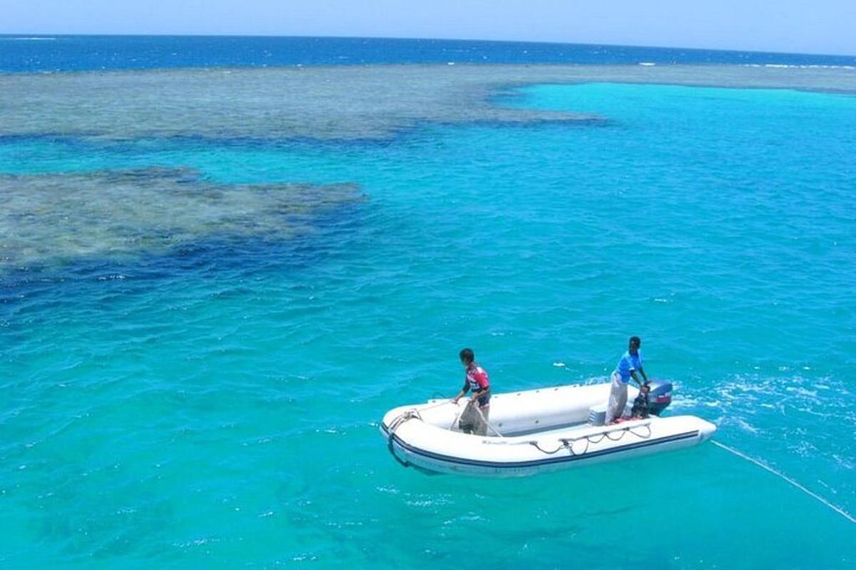 due uomini su una barca in acqua