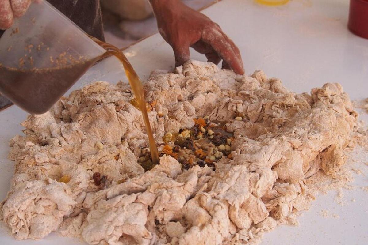 una persona que aboca ingredients en un bol de menjar