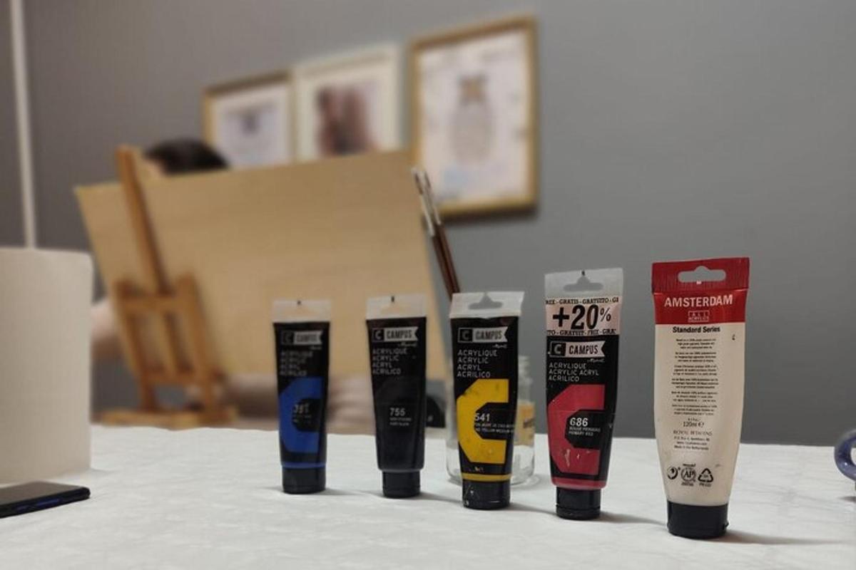 un grup de quatre productes per als cabells sobre una taula