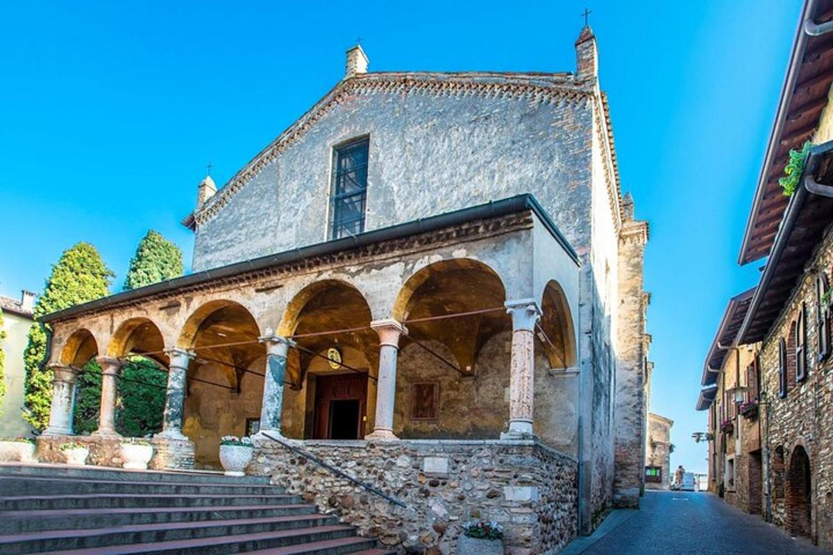 un vecchio edificio con una scala in una strada