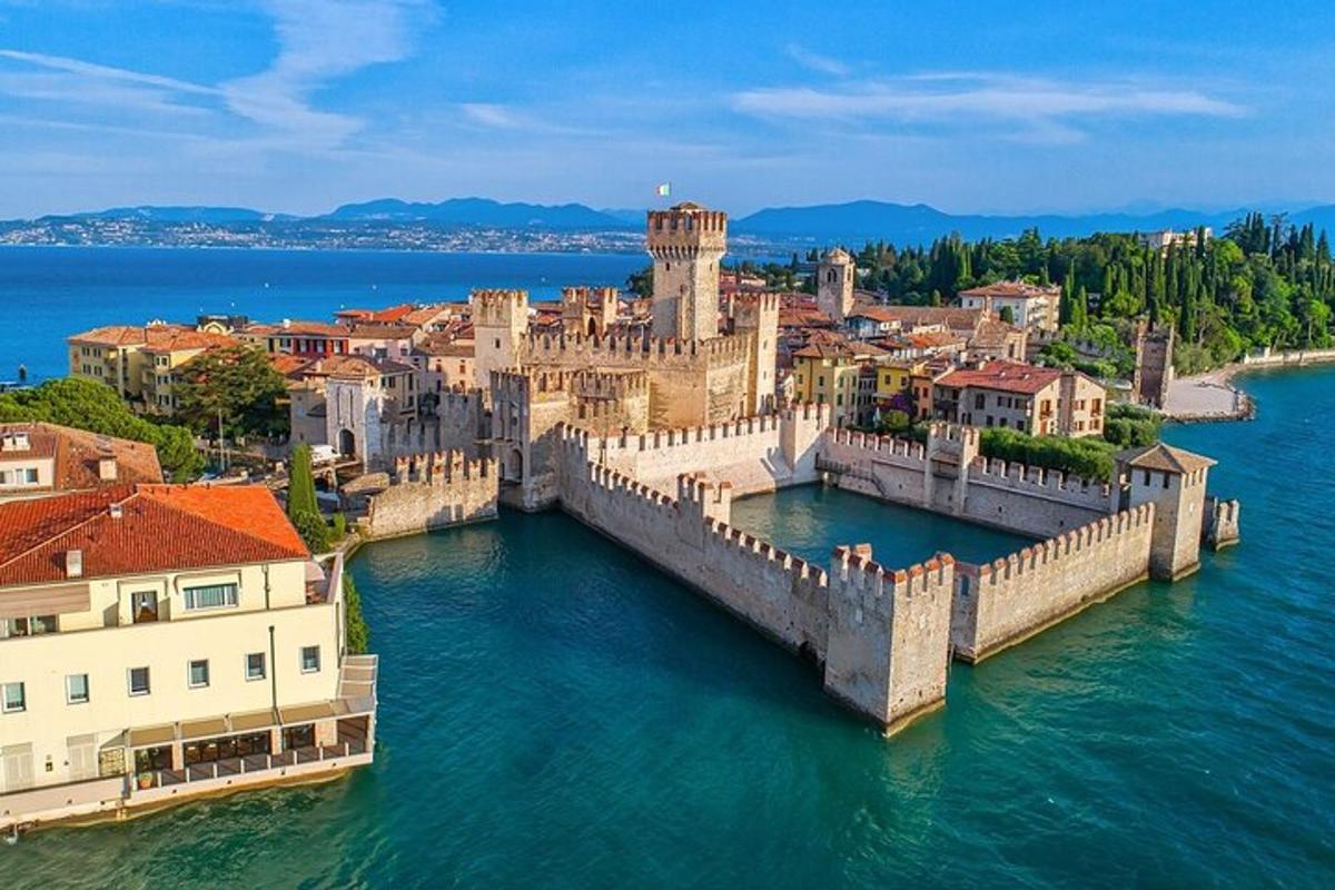 una vista aerea di una città sull'acqua
