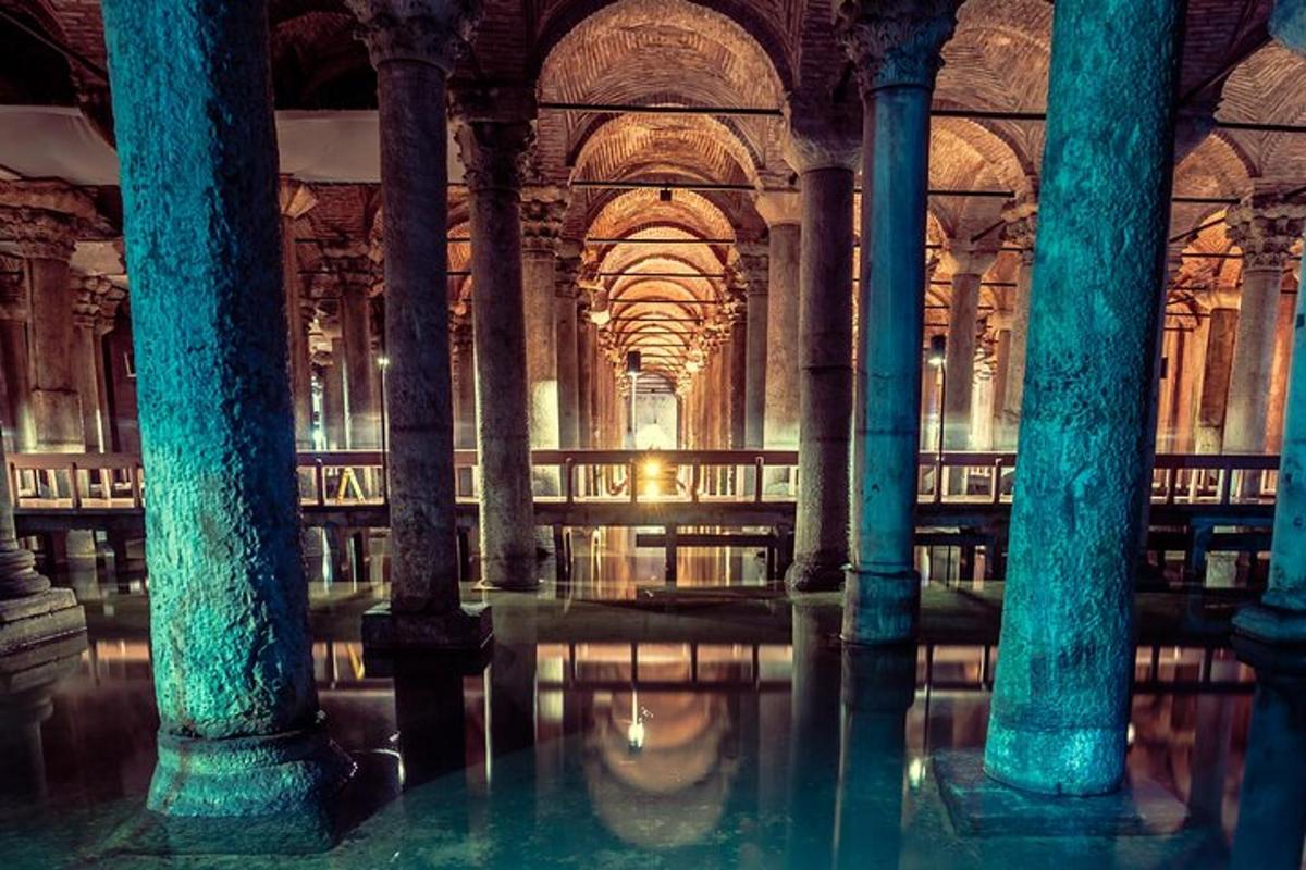 Una gran sala con columnas y agua en una biblioteca.