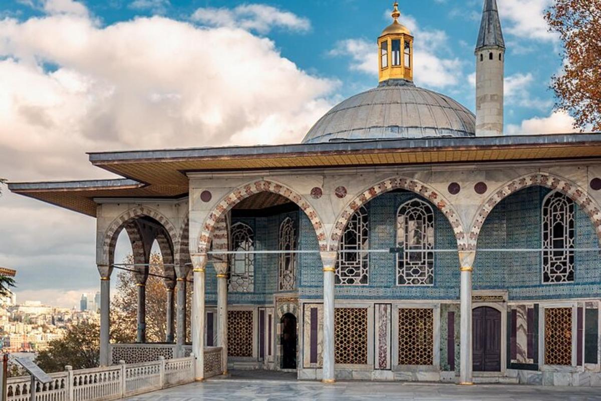una mezquita con una cúpula encima