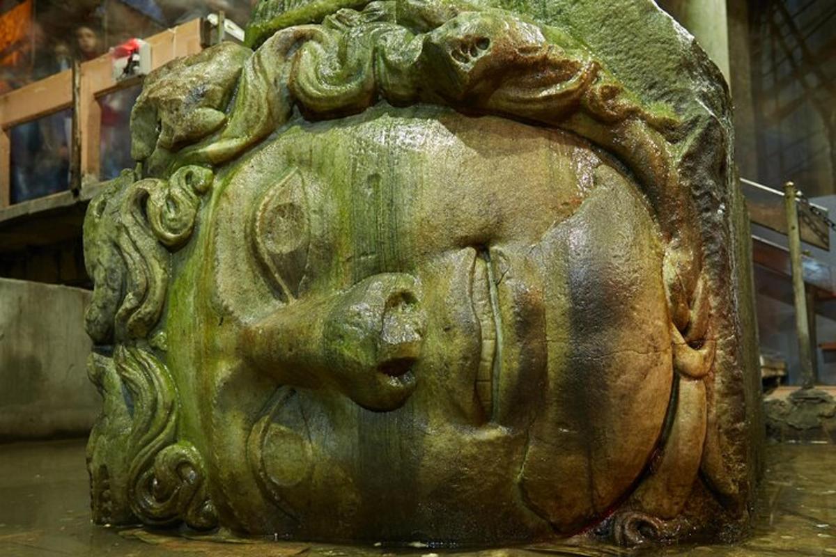 una estatua de una cara en el costado de un edificio
