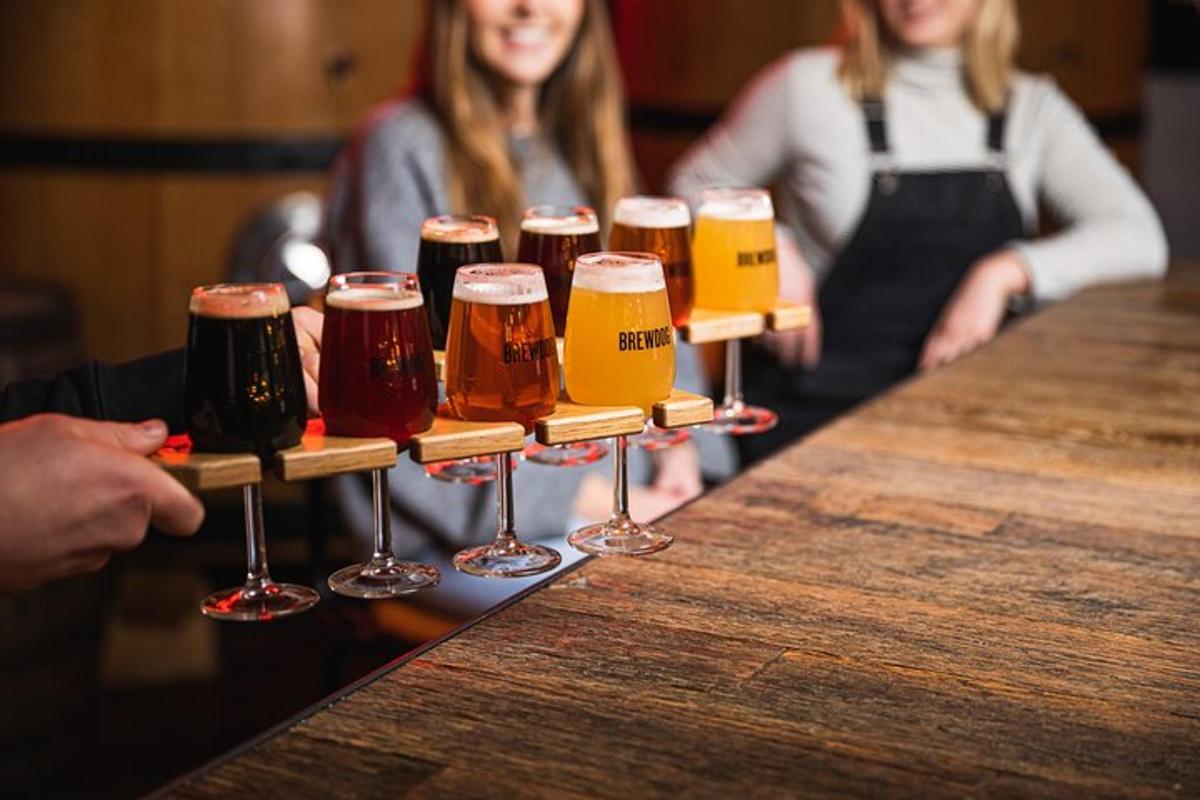 um grupo de copos de cerveja em um bar