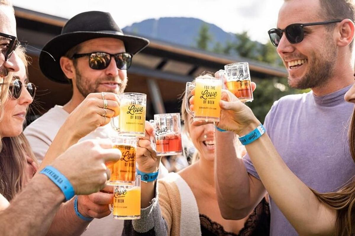 um grupo de pessoas segurando copos de cerveja