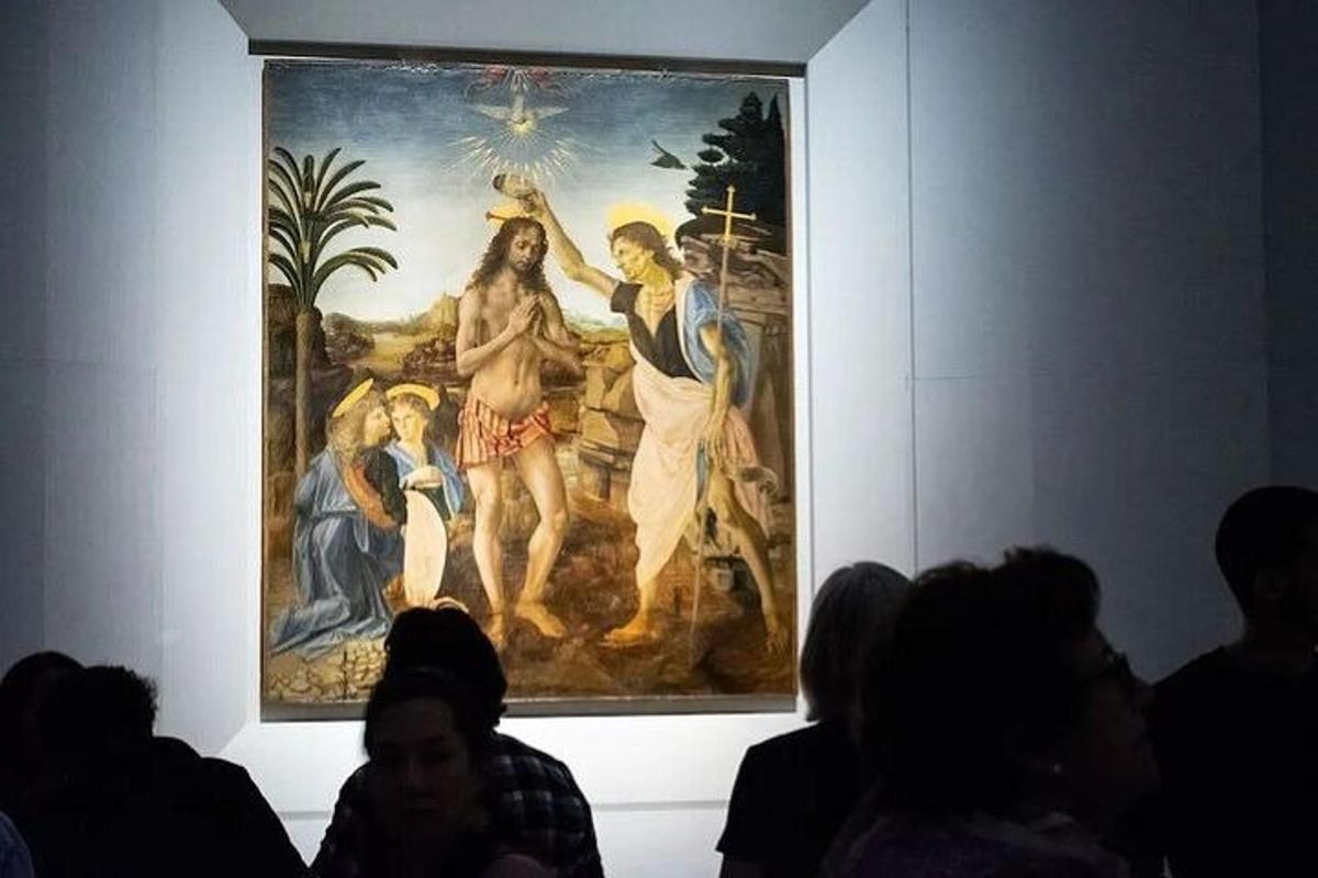 美術館で絵画を鑑賞する人々のグループ
