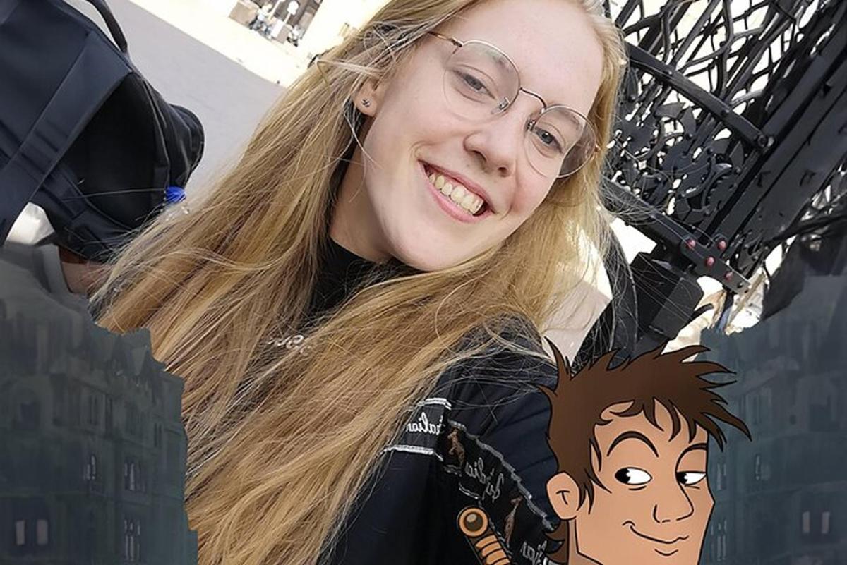 una donna con gli occhiali e una maglietta con un cartone animato