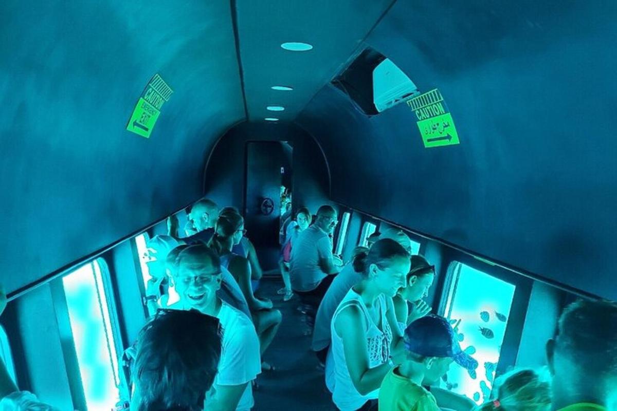un grup de oameni care călătoresc într-un tren