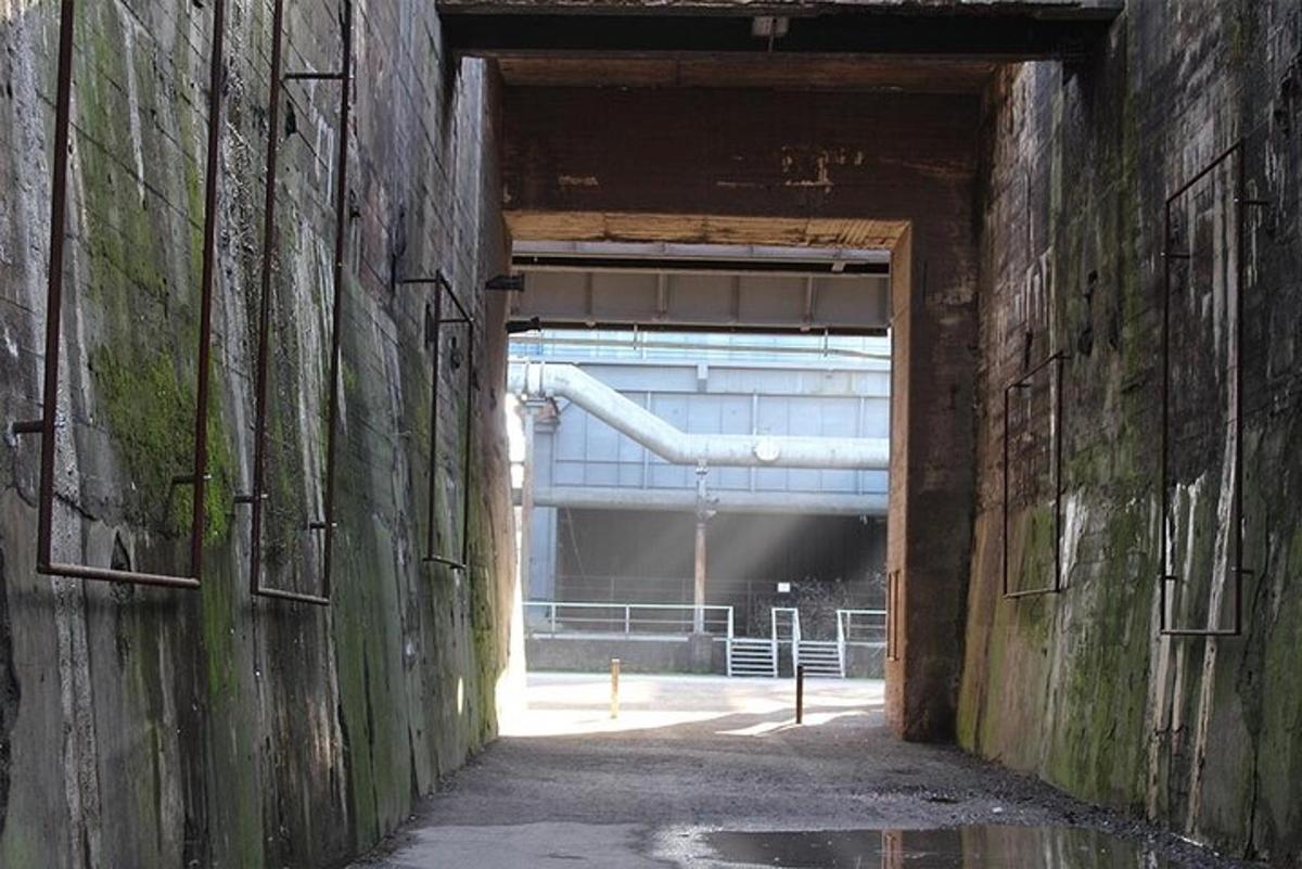 prázdný tunel v budově s otevřenými dveřmi