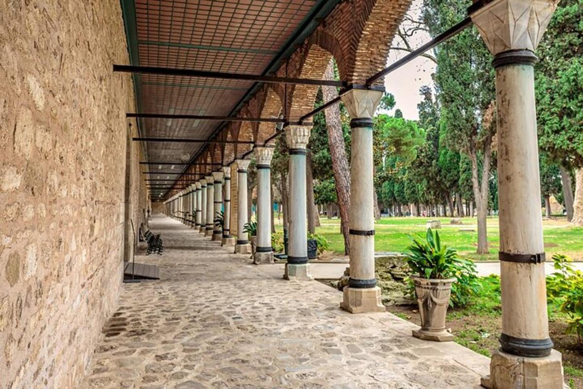 مبنى به أعمدة وممر في حديقة