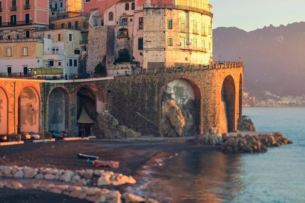 un edificio con una torre in cima a un ponte