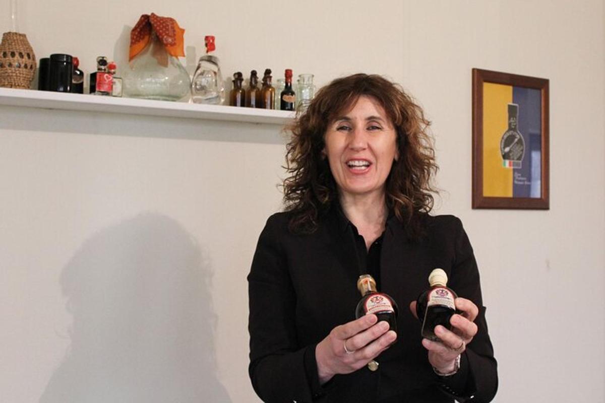 una donna tiene in mano due bottiglie di vino