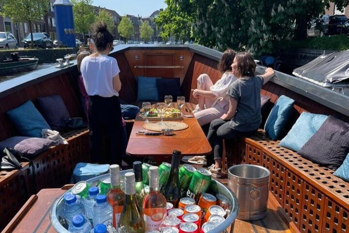 Un grupo de personas sentadas alrededor de una mesa en un balcón.