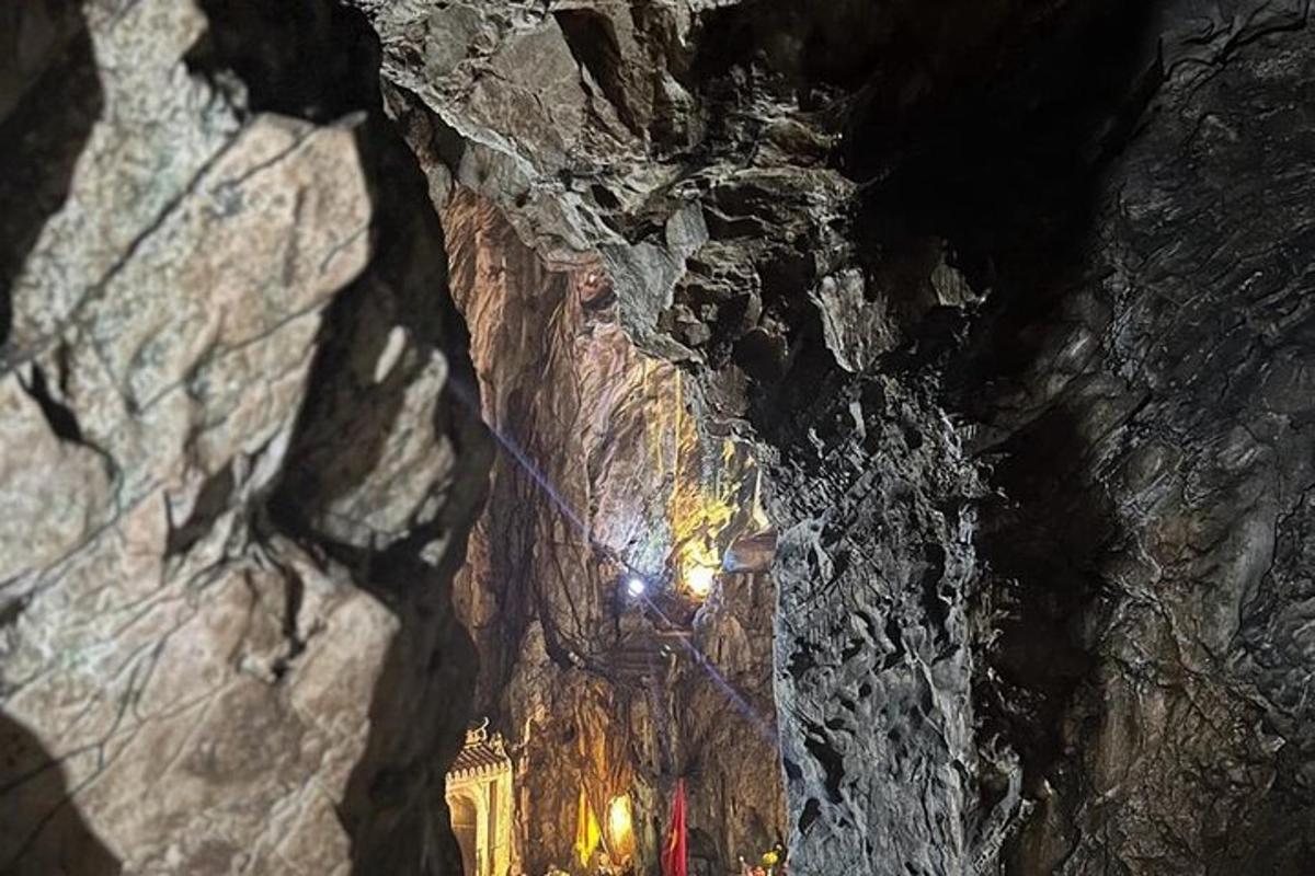 μια σπηλιά σε βράχο με μια εκκλησία στο βάθος