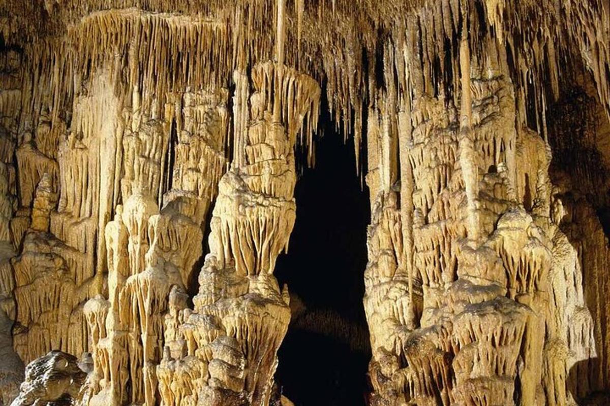 špilja ispunjena mnoštvom kamenih formacija