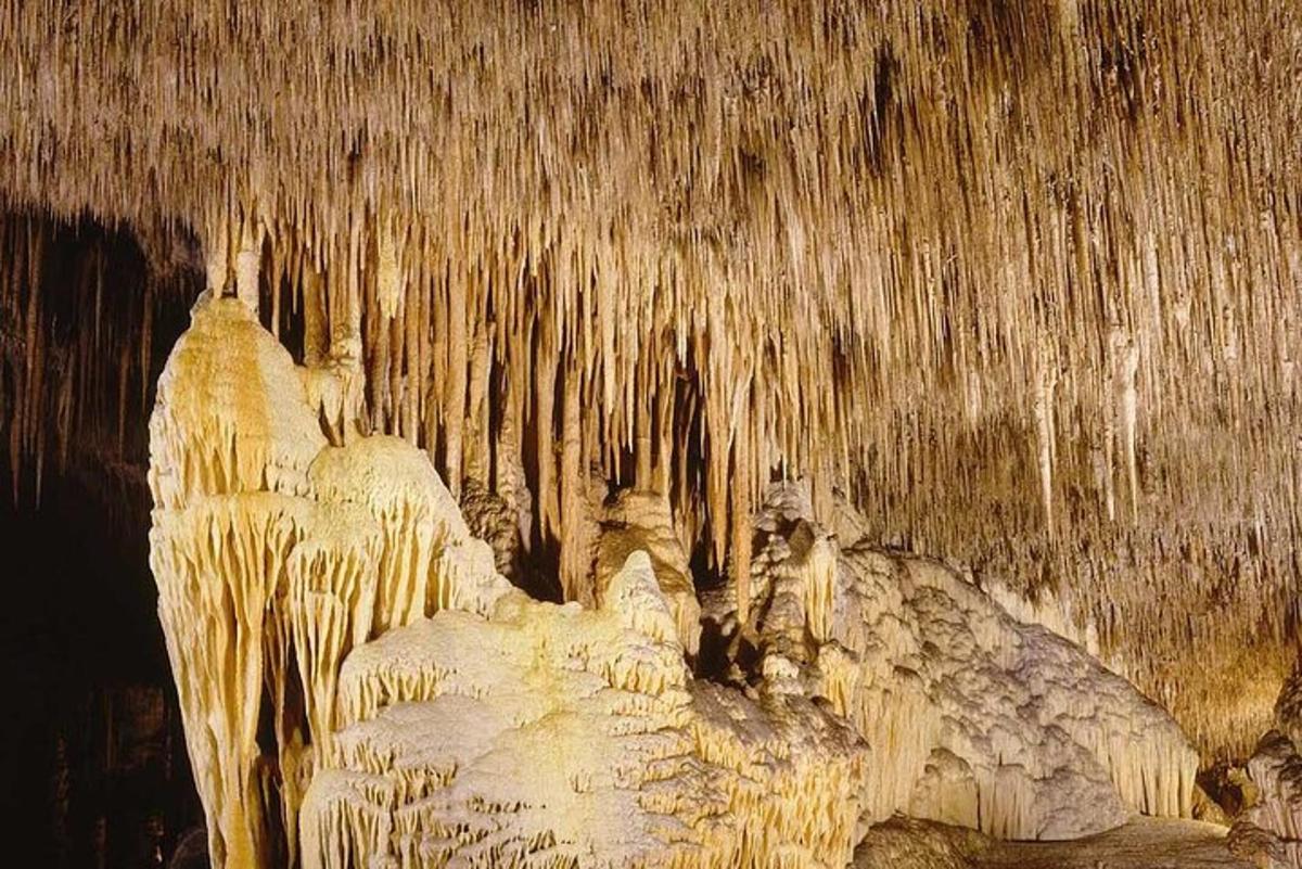 špilja ispunjena stalaktitima i kamenjem