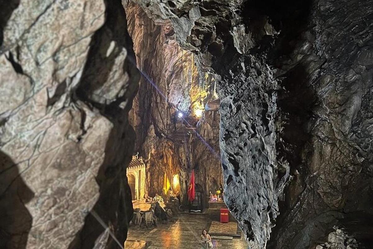 pemandangan pintu masuk gua pada waktu malam