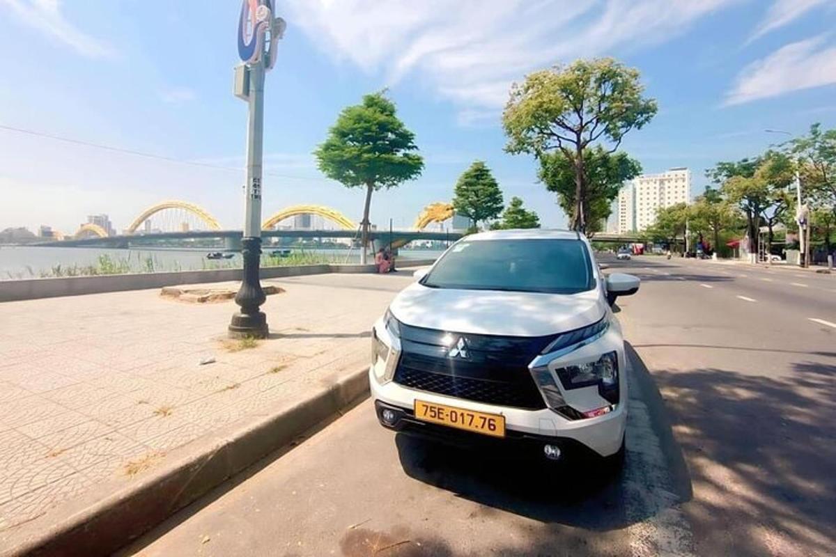 um carro branco estacionado na beira de uma rua