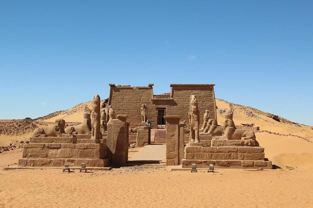un edificio in mezzo al deserto