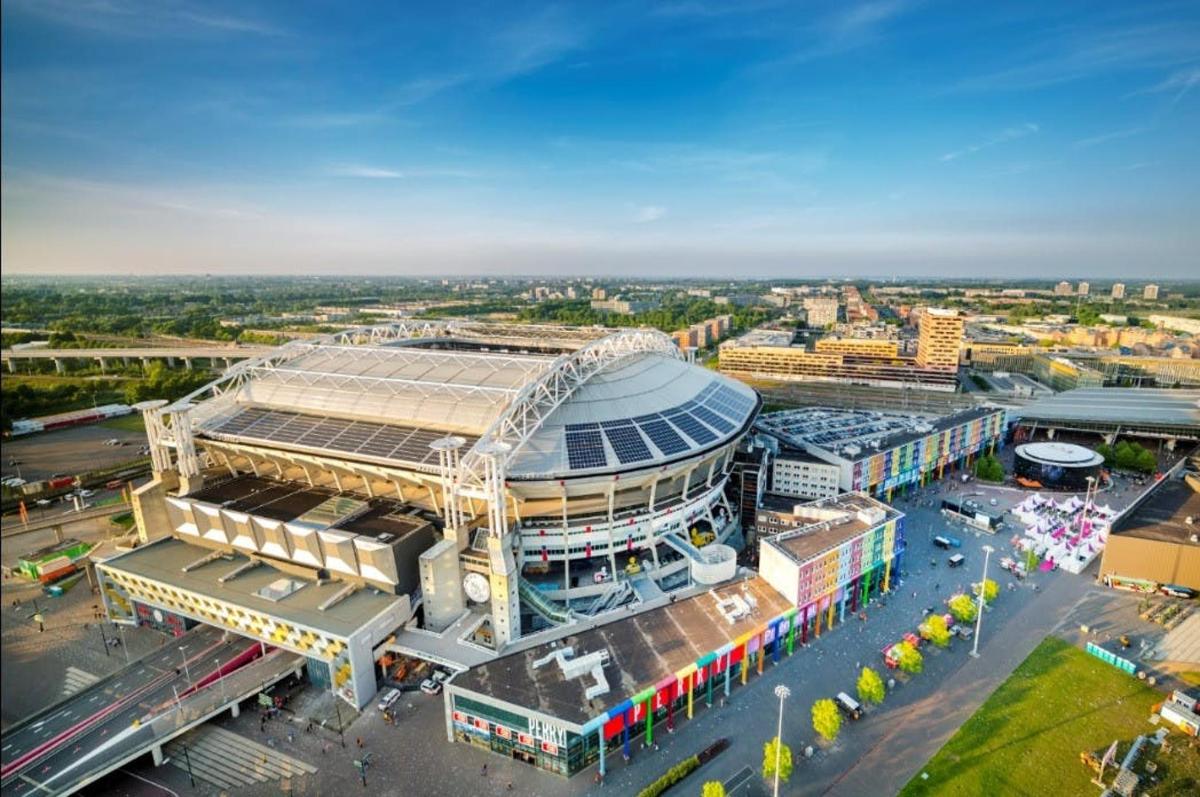 Letecký pohled na baseballový stadion ve městě