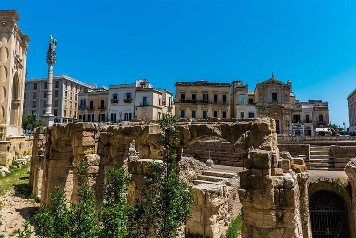 una vista di una città con edifici sullo sfondo