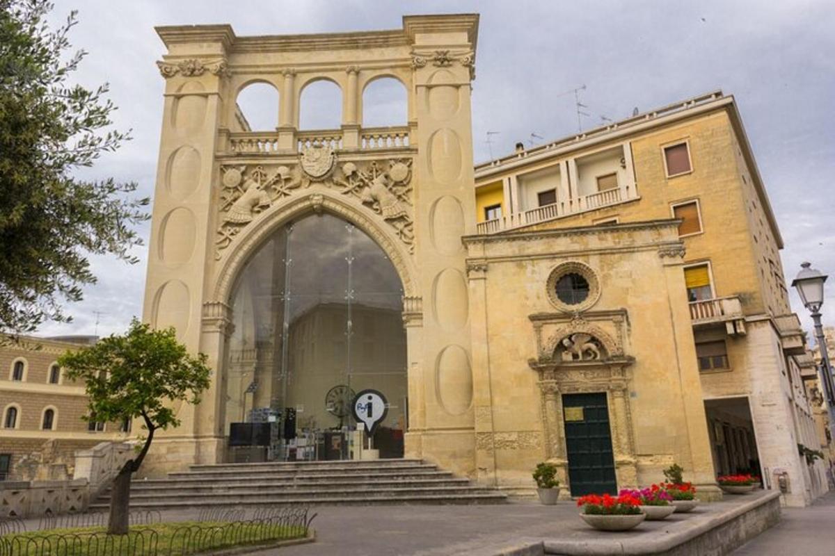 un edificio con un arco di fronte a un edificio
