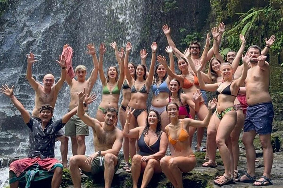 група людей позує перед водоспадом